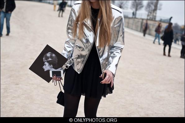 Entrées et sorties du défilé VIKTOR & ROLF et Cacharel. entree-sortie-defile mode paris-0005