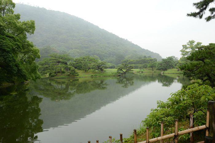 En attendant le soleil ... au Ritsurin koen de Takamatsu 3 juillet Takamatsu Ritsurin 350