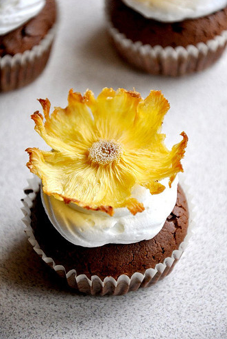 pineapple flower cupcake