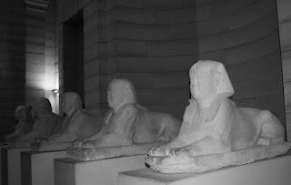 Sous les yeux du Sphinx au Louvre Sous les yeux du Sphinx au Louvre
