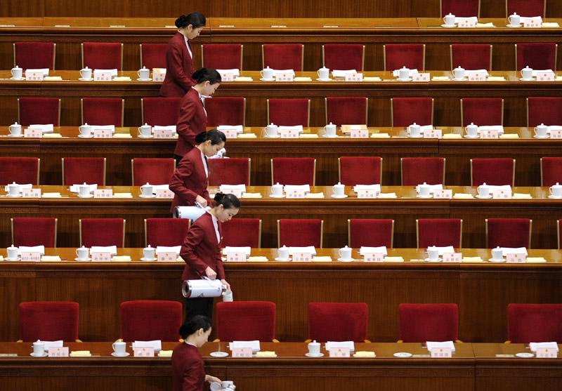 <b></div>Tea time</b><br /> La séance d’ouverture du Congrès National du Peuple à Pékin va bientôt reprendre, alors les hôtesses s'affairent à servir le thé. Peu avant, devant le Parlement réuni au grand complet, le premier ministre Wen Jiabao a annoncé que le gouvernement chinois affichait désormais une plus grande prudence en matière économique et tablait sur une croissance de 7,5% en 2012, contre 8% en 2011, et sur 4% d'inflation. Il s'agit de la dernière session plénière avant le congrès du Parti communiste prévu à l'automne qui doit porter au pouvoir une nouvelle génération de dirigeants. 