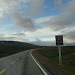 Cercle polaire: Nous observons sur le chemin, le changement de paysage qui devient radical à l'approche de la latitude 66.3, la végétation se fait rase. Enfin, une pancarte nous annonce que nous approchons. Nous voyons des gens qui s'installent au bord du Salfjellet pour passer la nuit, que se passe-t-il? Des cérémonies paiennes ? CIMG6006.JPG