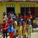 Les enfants et leur instituteur, à qui nous venons de remettre cahiers et stylos (Kabalutan, îles Togian, Sulawesi Centre, Indonésie)
