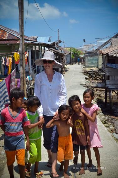 Les enfants nous suivent dans le village (Kabalutan, îles Togian, Sulawesi Centre, Indonésie)
