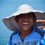 Filles et garçons veulent essayer mon chapeau (Kabalutan, îles Togian, Sulawesi Centre, Indonésie)