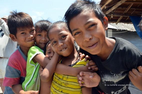 Les enfants Bajo se pressent devant notre objectif (Kabalutan, îles Togian, Sulawesi Centre, Indonésie)