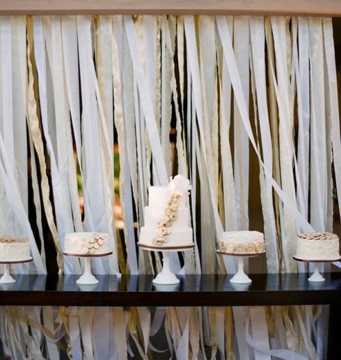 ruban-toile-de-fond-candy-bar Le ruban de satin en tant que decoratiopn de salle