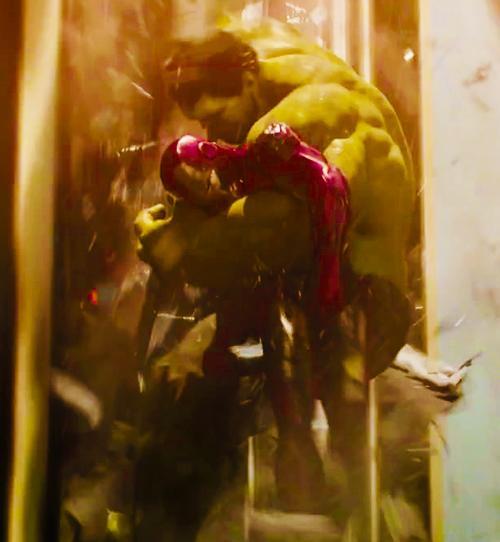 The Avengers : La durée officielle du film http://media.comicbookmovie.com/images/users/uploads/20773/hulk%20iron%20man%20vu6.jpg