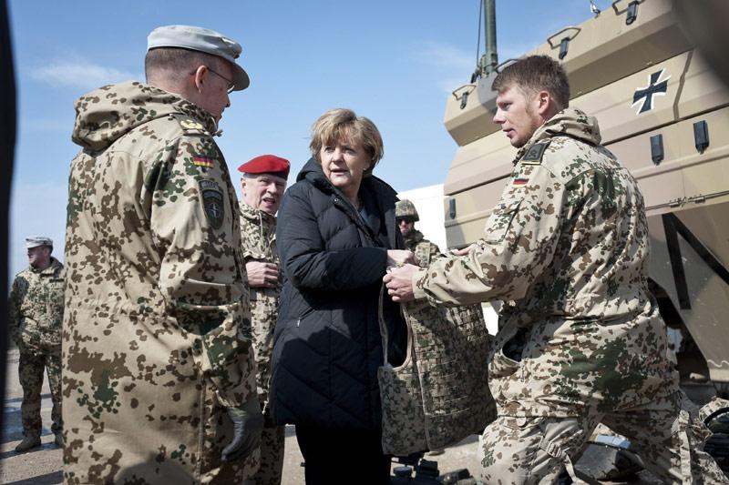 <b></div>En visite.</b> Angela Merkel a effectué lundi une visite surprise en Afghanistan, dans un contexte de tensions accrues au lendemain de la mort de 16 villageois, dont des enfants et des personnes âgées, dans une fusillade imputée à un militaire américain. Elle s'est rendue auprès des forces allemandes stationnées à Mazar-e-Sharif, dans le nord de l'Afghanistan. Elle souhaitait aussi effectuer une visite auprès des forces déployées à Kundus mais le mauvais temps l'a contrainte à renoncer. Il s'agit de la première visite d'Angela Merkel en Afghanistan depuis 2010. La chancelière s'est entretenue par téléphone avec le président afghan, Hamid Karzaï, et lui a fait part des ses condoléances pour la fusillade de dimanche, qualifiée d'''acte terrible''.