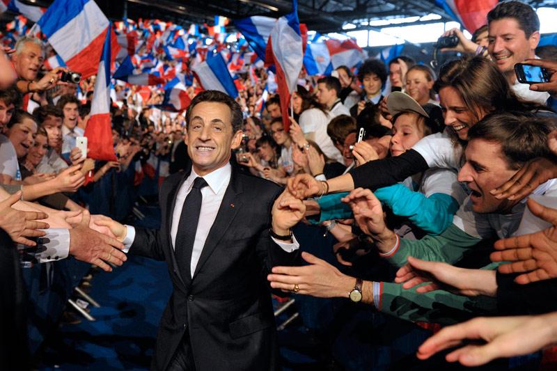 <b></div>Rendez-vous.</b> Ce devait être le meeting de lancement de campagne. Il est devenu celui du rebond et du combat. ''Nous avons deux mois pour tout renverser, deux mois pour les faire mentir, pour faire triompher la vérité'', a conclu Nicolas Sarkozy, dimanche 11 mars à Villepinte, devant une assemblée surchauffée et une mer de drapeaux tricolores. Combien de militants se sont rassemblées ? Impossible de le savoir avec précision. Près de 75.000, assure le secrétaire général de l'UMP, Jean-François Copé. Dans un discours très politique d'une heure, le chef de l'Etat a fait peu d'annonces, à l'exception notable de la révision des accords de Schengen pour maîtriser les flux migratoires. Il a menacé l'Europe de «suspendre la participation» de la France si un «gouvernement politique de Schengen» n'était pas mis en place «dans les douze mois».