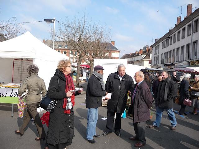 Les socialistes sur le marché de Louviers samedi 17 mars