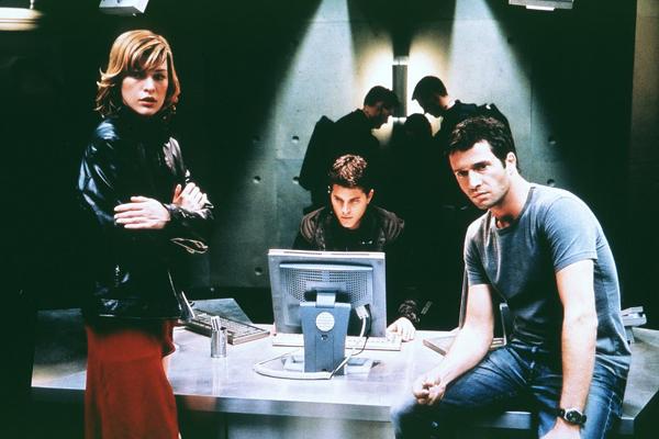 Milla Jovovich, James Purefoy & Martin Crewes dans Resident Evil