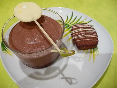 MOUSSE AU CHOCOLAT SUR FRUITS ROUGES, MINI CAKE AUX CARAMBARS ET SUCETTE AU CHOCOLAT BLANC