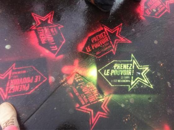 AoRF1HbCQAA2PA_ Pour une VIème République, une #Bastille en rouge, images et mouvements – Vive l’ #insurrection populaire !