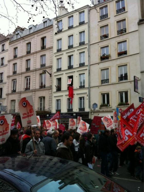 AoR0KYTCAAEhJ2o Pour une VIème République, une #Bastille en rouge, images et mouvements – Vive l’ #insurrection populaire !