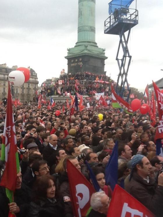 AoSXDqkCIAIyjl9 Pour une VIème République, une #Bastille en rouge, images et mouvements – Vive l’ #insurrection populaire !