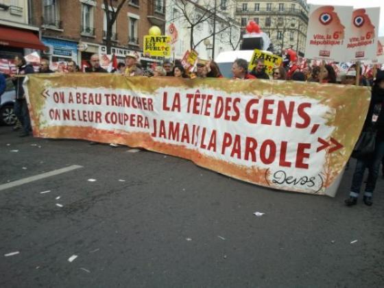 AoRyJLoCEAA2XIs Pour une VIème République, une #Bastille en rouge, images et mouvements – Vive l’ #insurrection populaire !