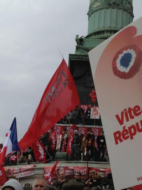 AoRrgfRCMAAtu1n Pour une VIème République, une #Bastille en rouge, images et mouvements – Vive l’ #insurrection populaire !