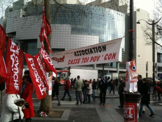 AoRqGNFCAAMbQMc Pour une VIème République, une #Bastille en rouge, images et mouvements – Vive l’ #insurrection populaire !