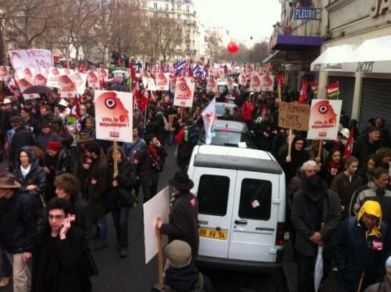 AoRq0ZDCAAAWIGB Pour une VIème République, une #Bastille en rouge, images et mouvements – Vive l’ #insurrection populaire !