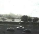 Une vague déferle sur une route d'Espagne vidéo vague espagne voiture