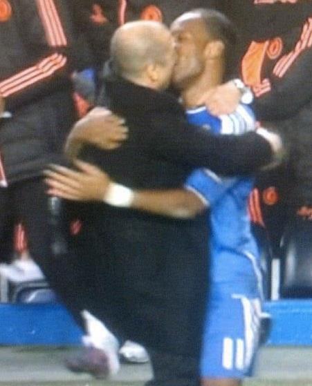 Didier Drogba embrasse Roberto Di Mateo (Chelsea – Naples)