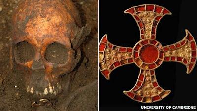 Le mystère d'une anglo-saxonne enterrée dans un lit avec une croix en or