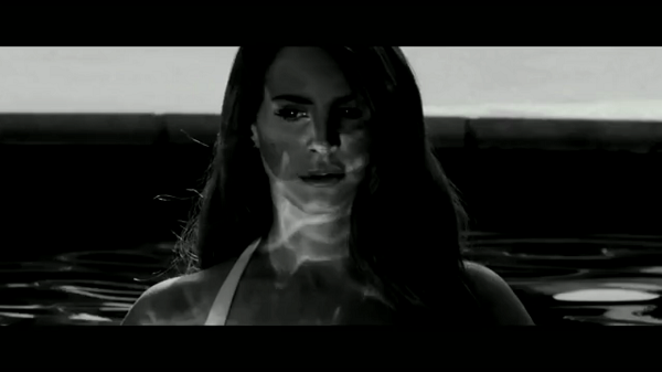 Lana Del Rey encore plus glamour dans la nouvelle vidéo de « Blue Jeans »
