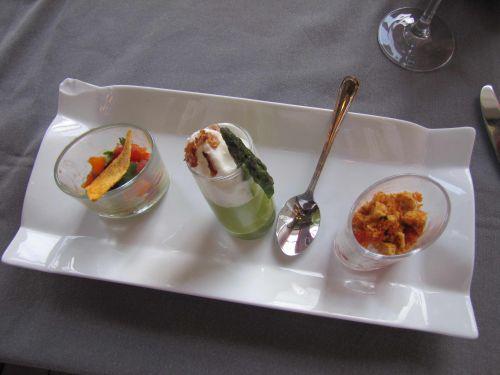 Tourelles de jambon sur tartare de tomates et son crumble de bruchettines Tourelles de jambon sur tartare de tomates et son crumble de bruchettines