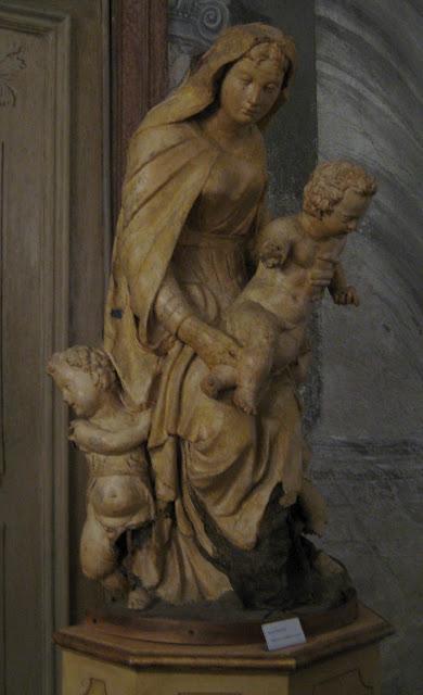 Remarquez sur la première photo deux jeunes filles qui semblent nous observer derrière la grille de la Salle de Musique de l'Ospedaletto, détail que je n'ai pas remarqué lors de notre visite....... Remarquez sur la première photo deux jeunes filles qui semblent nous observer derrière la grille de la Salle de Musique de l'Ospedaletto, détail que je n'ai pas remarqué lors de notre visite.......
