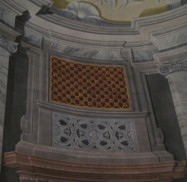 Remarquez sur la première photo deux jeunes filles qui semblent nous observer derrière la grille de la Salle de Musique de l'Ospedaletto, détail que je n'ai pas remarqué lors de notre visite....... Remarquez sur la première photo deux jeunes filles qui semblent nous observer derrière la grille de la Salle de Musique de l'Ospedaletto, détail que je n'ai pas remarqué lors de notre visite.......