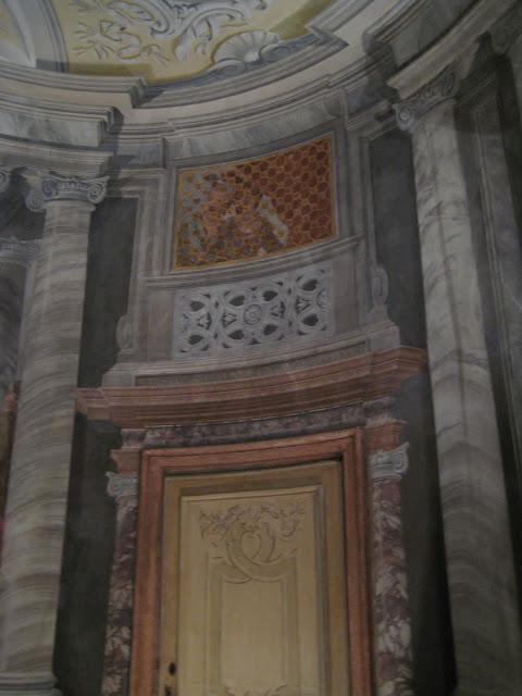 Remarquez sur la première photo deux jeunes filles qui semblent nous observer derrière la grille de la Salle de Musique de l'Ospedaletto, détail que je n'ai pas remarqué lors de notre visite....... Remarquez sur la première photo deux jeunes filles qui semblent nous observer derrière la grille de la Salle de Musique de l'Ospedaletto, détail que je n'ai pas remarqué lors de notre visite.......