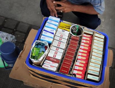 Indonésie: à 8 ans, un fumeur déjà invétéré en cure de désintoxication