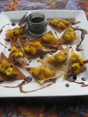 Tapas de magret de canard à la mangue sur chips de raviolis chinois au sel noir d'Hawaï