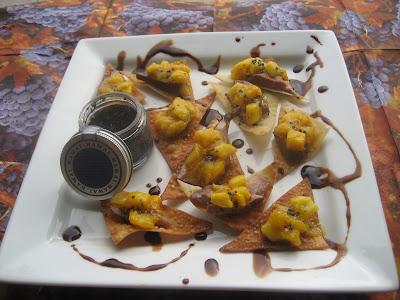 Tapas de magret de canard à la mangue sur chips de raviolis chinois au sel noir d'Hawaï