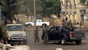 Des soldats maliens dans une rue de Bamako, le 21 mars 2012.
