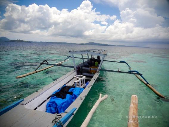 Le bateau de plongée de Fadhila à Hotel California (îles Togian, Sulawesi Centre, Indonésie)