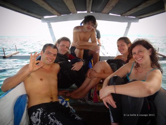 Raphaël, Jean-François, Yuri, Silvia et Leslie entre deux plongées (îles Togian, Sulawesi Centre, Indonésie)