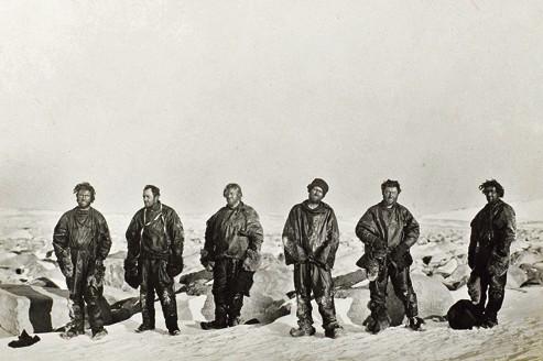 Cap sur les pôles ! Lot 137. Photo prise par le Dr Levick d'explorateurs survivants en Antarctique, en 1912.