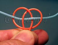 Scoubidou à 4 fils, depart avec une boucle Scoubidou à 4 fils, depart avec une boucle