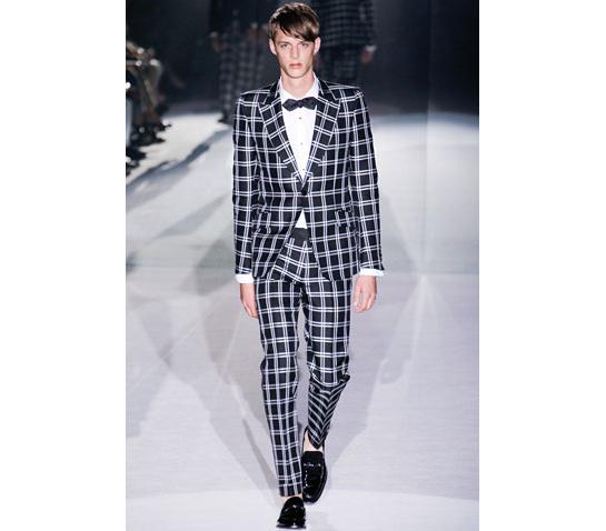 Une mode masculine à carreaux et linéaire. Une mode masculine à carreaux et linéaire.