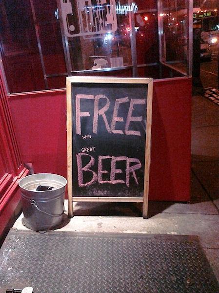 photo humour insolite free wifi great beer pancarte