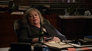 Critiques Séries : Harry's Law. Saison 2. Episode 15. Search and Seize vlcsnap-2012-03-25-16h47m52s4.png