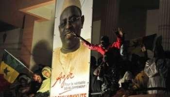 Des partisans de Macky Sall fêtent sa victoire annoncée, à Dakar le 25 mars au soir.