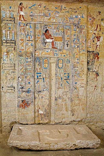 Chapelle de Nyânkhnefertoum : troisième fausse-porte - Cliché : Site OsirisNet Nyankhnefertoum--2-.jpg