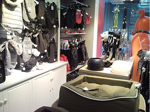 interieur-niche-du-bhv-paris-accessoires-pour-animaux-blog-hotel-du-jeu-de-paume Les VIP (Very Important Pets) du BHV