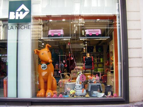 la-niche-du-bhv-accessoires-pour-animaux-paris-blog-hotel-du-jeu-de-paume-vitrine Les VIP (Very Important Pets) du BHV