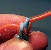 Scoubidou à 4 fils, depart au milieu des fils Scoubidou à 4 fils, depart au milieu des fils