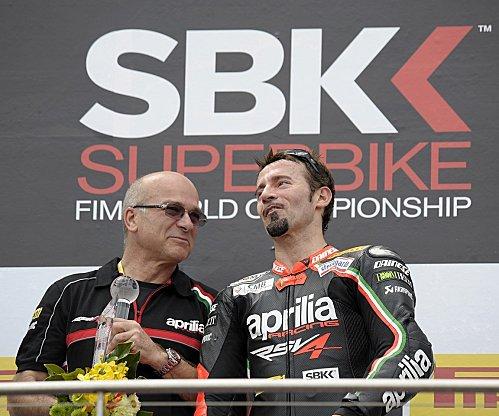 WSBK-2012-02-70-Biaggi-Aprilia_Box_R01_05.jpg