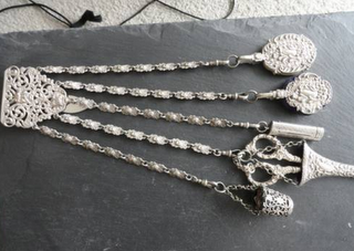 Chatelaines, accessoires du 18e et 19e siècle Chatelaines, accessoires du 18e et 19e siècle
